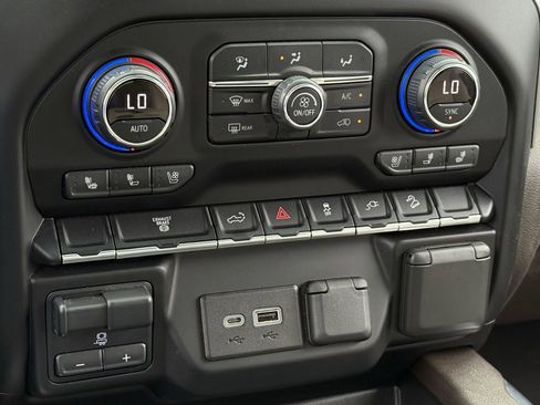 Used 2021 Chevrolet Silverado 2500 LTZ AWD/4WD image 18