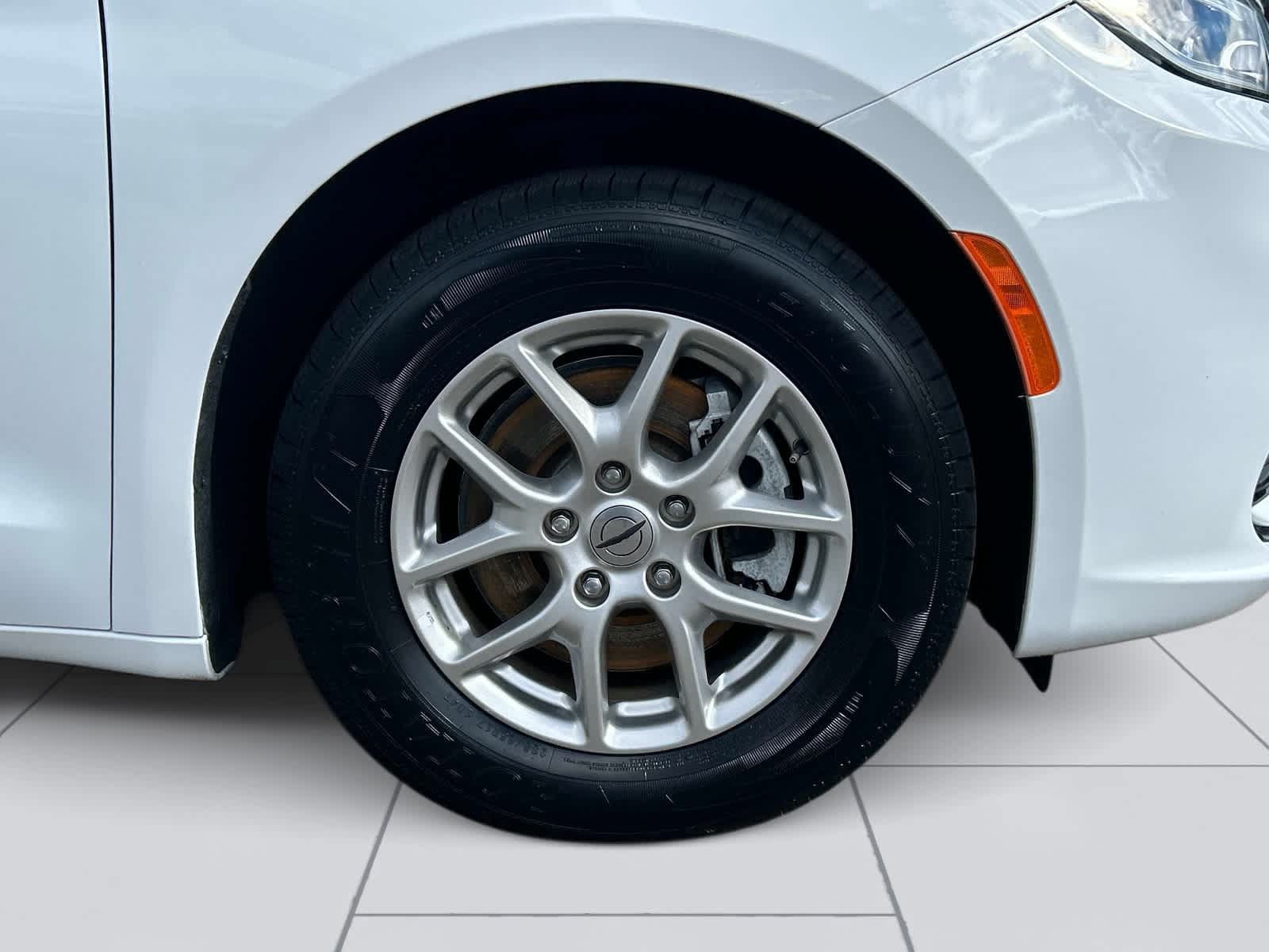Used 2024 Chrysler Pacifica Touring-L FWD image 11