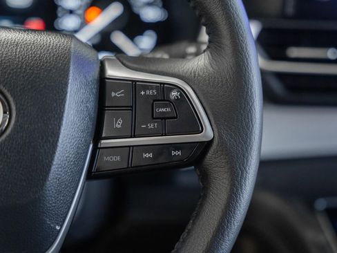 Used 2025 Toyota Sienna XLE image 28