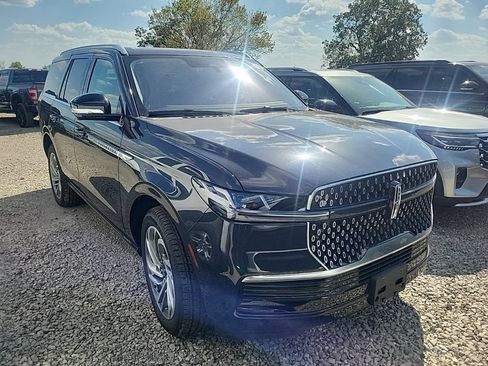 Used 2025 Lincoln Navigator Reserve AWD/4WD image 2