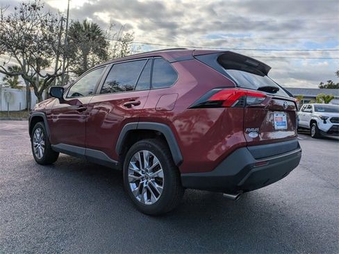 Used 2021 Toyota RAV4 XLE Premium image 6