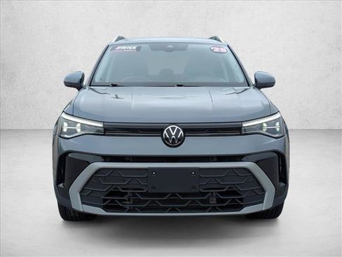 Used 2025 Volkswagen Taos SE FWD image 2