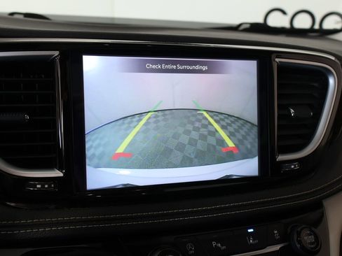 Used 2023 Chrysler Pacifica Limited FWD image 6