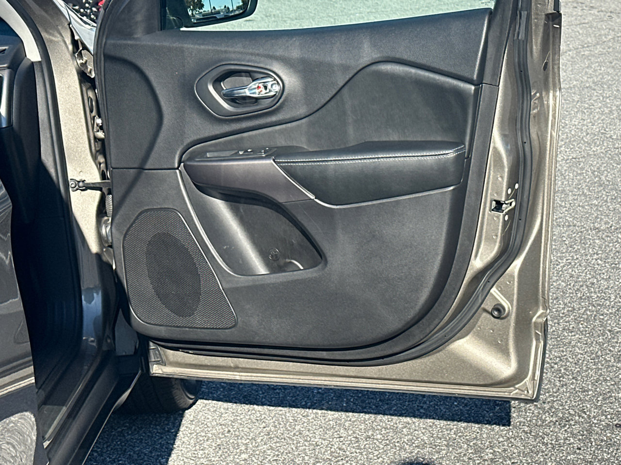 Used 2019 Jeep Cherokee Latitude w/ Popular Appearance Group FWD image 14