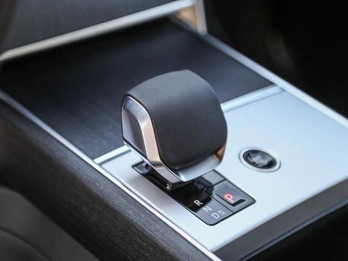 New 2025 Land Rover Range Rover Long Wheelbase SE image 19