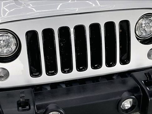 Used 2018 Jeep Wrangler Unlimited Sahara AWD/4WD image 34