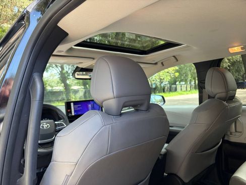 Used 2025 Toyota Sienna XLE FWD image 30