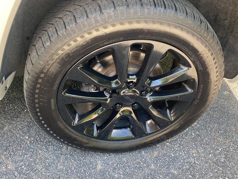 Used 2019 Jeep Grand Cherokee Altitude AWD/4WD image 8