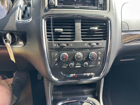 Used 2017 Dodge Grand Caravan SXT w/ Blacktop Package FWD image 20