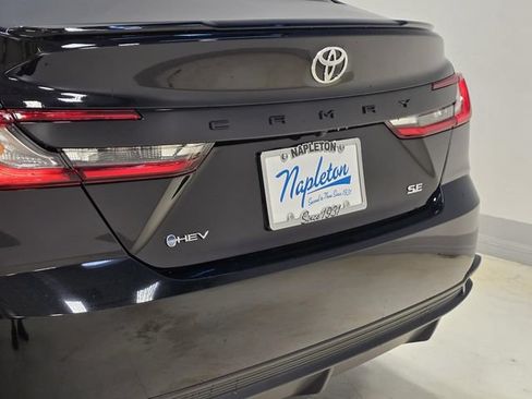 Used 2025 Toyota Camry SE w/ Convenience Package FWD image 4