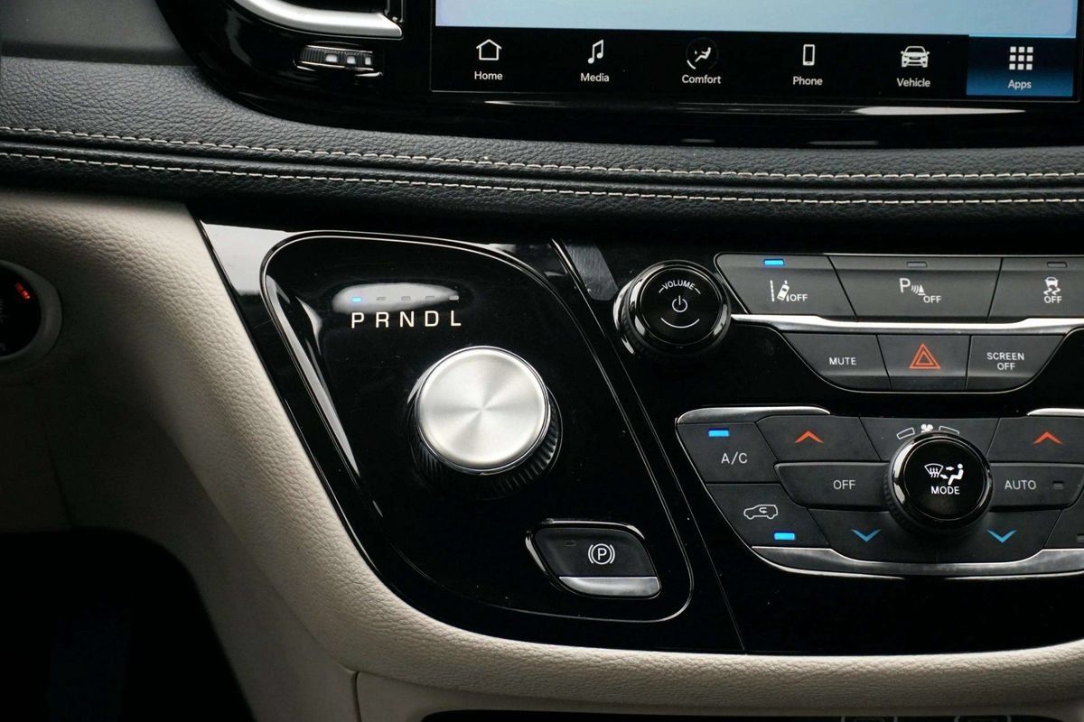 Used 2023 Chrysler Pacifica Touring-L FWD image 29