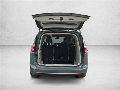 Used 2023 Chrysler Pacifica Touring-L FWD image 5