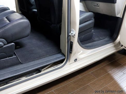Used 2015 Chrysler Town & Country Touring FWD image 32