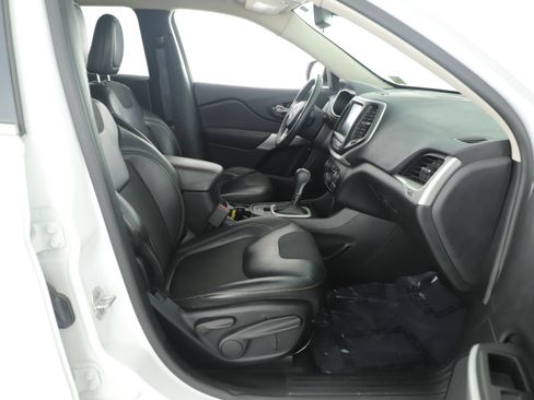 Used 2018 Jeep Cherokee Latitude Plus image 5