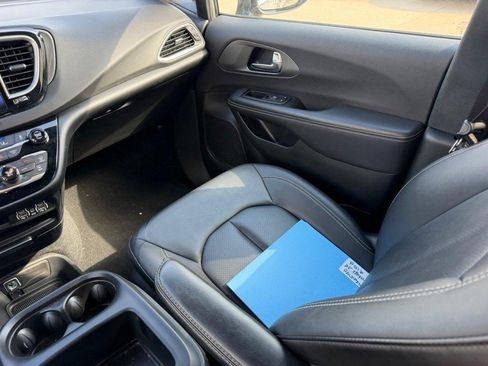 Used 2025 Chrysler Pacifica Select FWD image 19