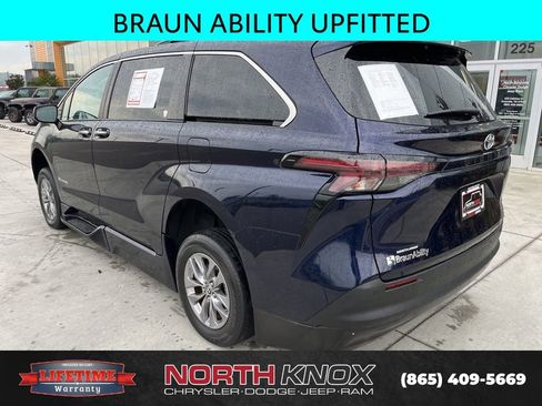Used 2024 Toyota Sienna XLE w/ XLE Plus Package FWD image 18