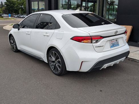 Used 2022 Toyota Corolla SE w/ SE Premium Package FWD image 3