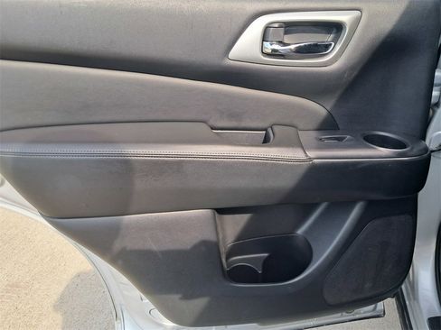 Used 2019 Nissan Pathfinder SV image 11