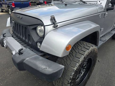 Used 2018 Jeep Wrangler Unlimited Sahara AWD/4WD image 24