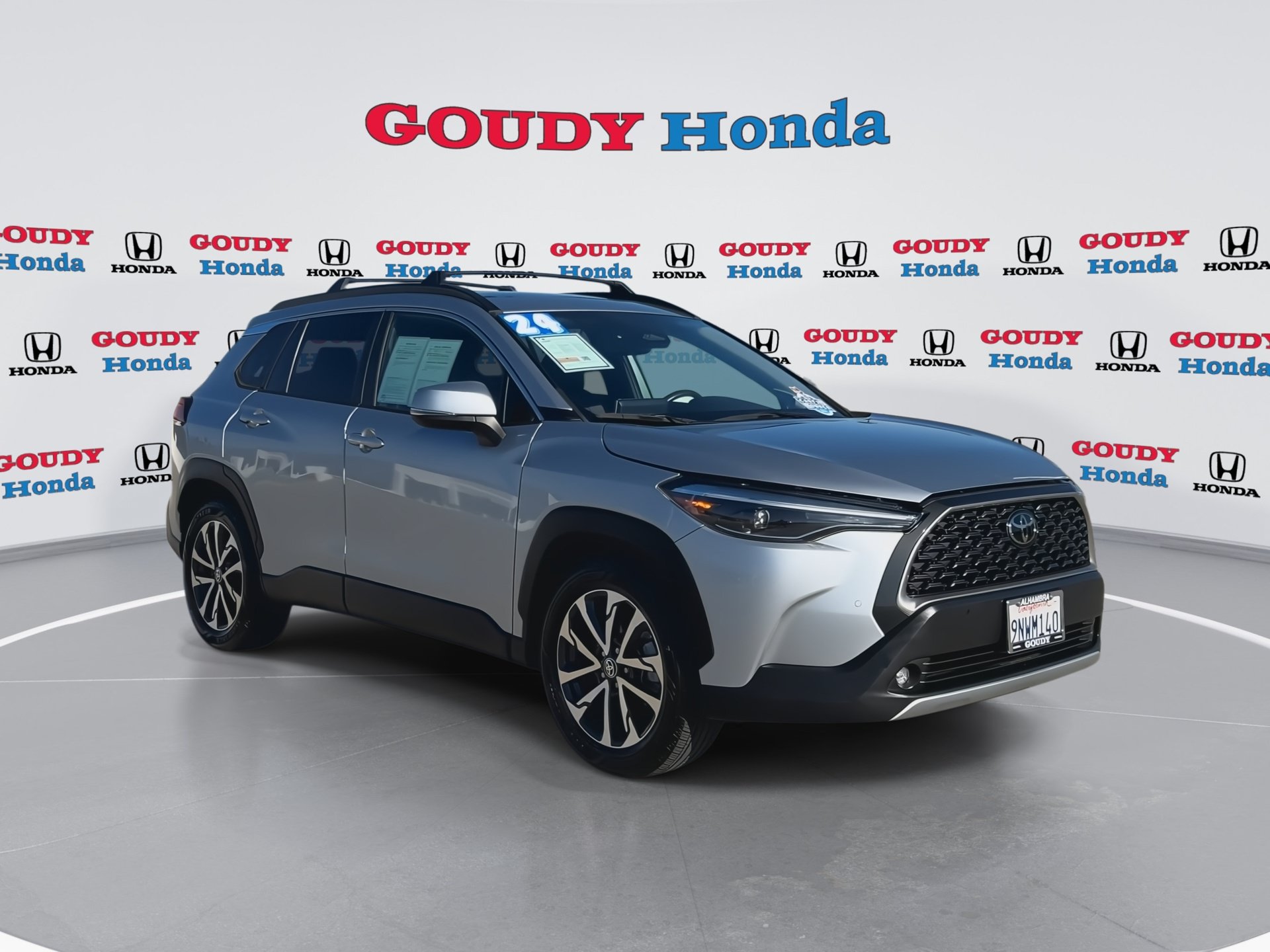 Used 2024 Toyota Corolla Cross XLE w/ Convenience Package FWD image 2