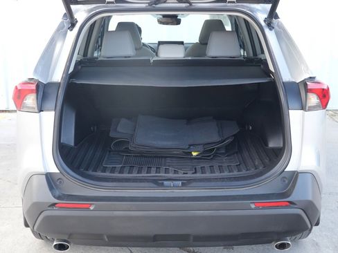 Used 2022 Toyota RAV4 XLE Premium image 9