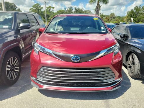 Used 2021 Toyota Sienna XLE FWD image 2