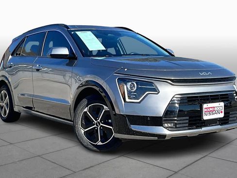 Used 2023 Kia Niro SX image 3