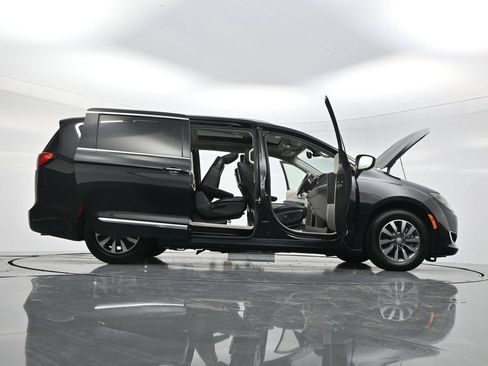 Used 2020 Chrysler Pacifica Limited FWD image 56
