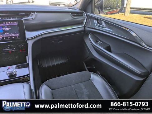 Used 2023 Jeep Grand Cherokee L Laredo image 16