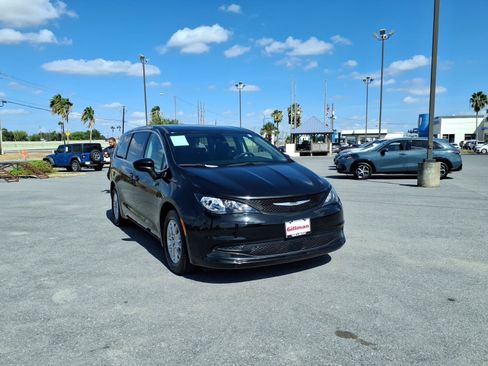 Used 2023 Chrysler Voyager LX FWD image 2