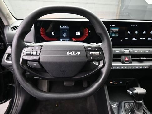 Used 2025 Kia K4 LXS image 32