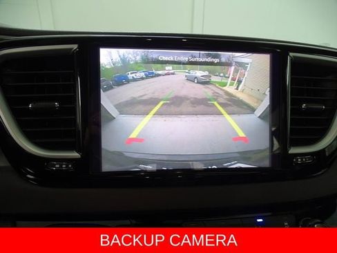 Used 2025 Chrysler Pacifica Select FWD image 14