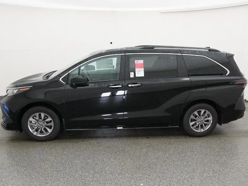 New 2026 Toyota Sienna XLE image 9