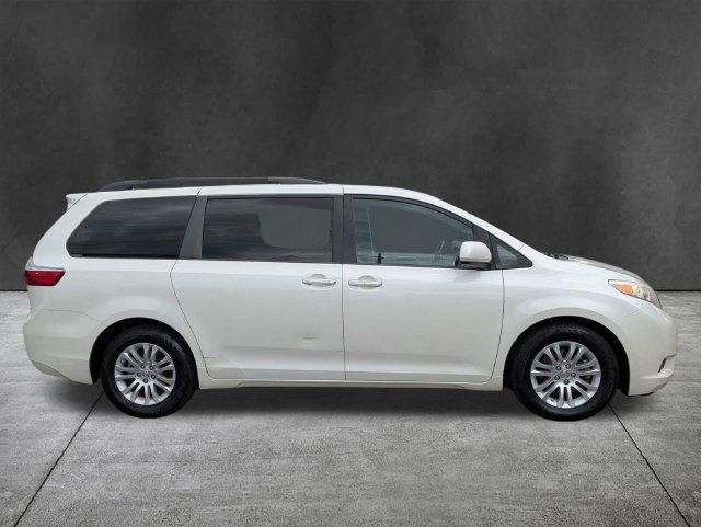 Used 2017 Toyota Sienna XLE Premium FWD image 4
