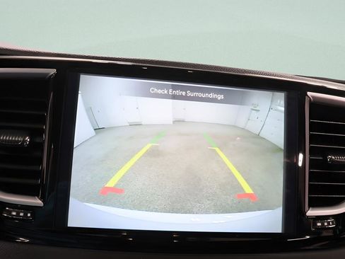 Used 2025 Chrysler Pacifica Select image 12