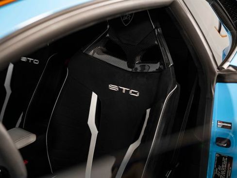 Used 2021 Lamborghini Huracan STO RWD image 15