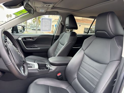 Used 2022 Toyota RAV4 XLE Premium FWD image 9