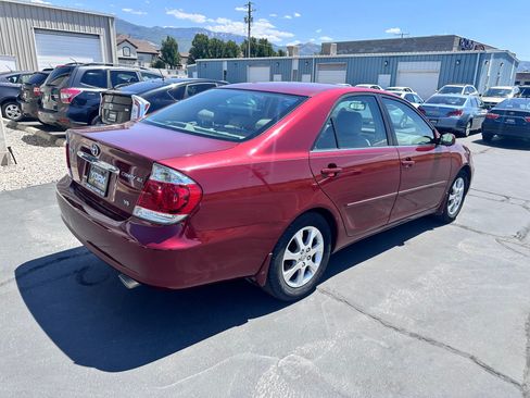 Used 2005 Toyota Camry XLE FWD image 3