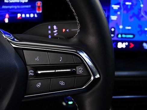 Used 2025 Chevrolet Traverse LT image 19