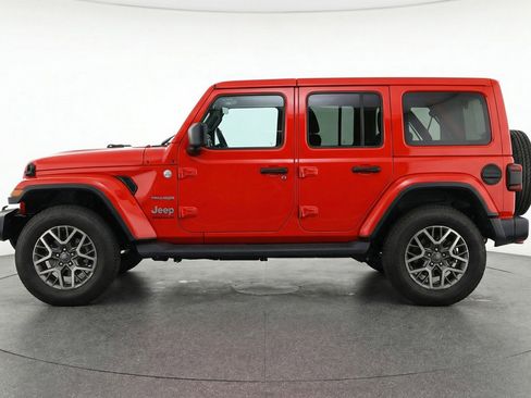Used 2025 Jeep Wrangler Sahara image 5