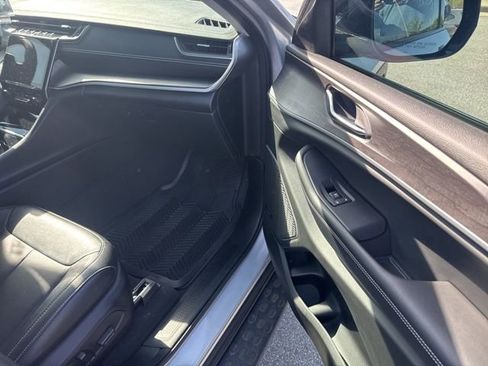 Used 2022 Jeep Grand Cherokee L Limited image 12