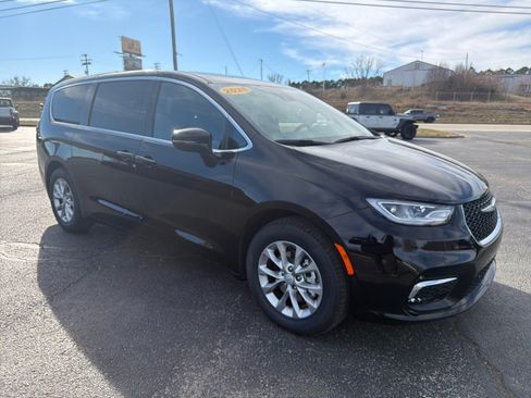 New 2026 Chrysler Pacifica Limited image 1