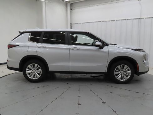New 2026 Mitsubishi Outlander ES image 2