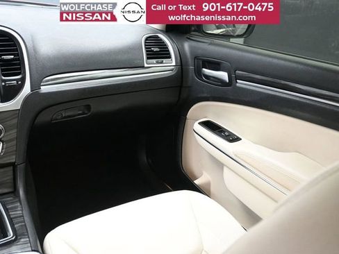 Used 2018 Chrysler 300 Touring w/ Chrome Appearance Package image 11