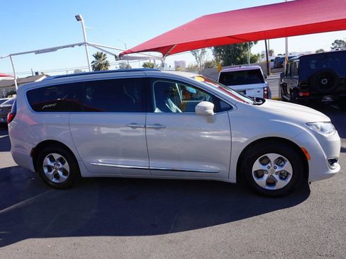 Used 2017 Chrysler Pacifica Touring-L Plus image 5