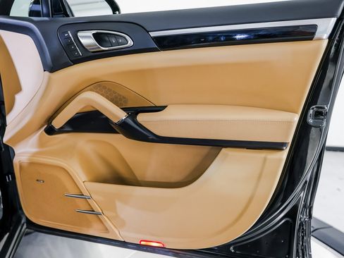 Certified 2017 Porsche Cayenne Platinum Edition image 28