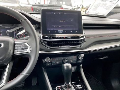 Used 2025 Jeep Compass Trailhawk AWD/4WD image 6