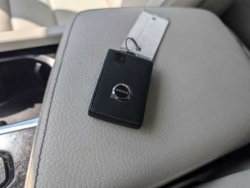 Used 2018 Volvo XC60 T5 Momentum w/ Convenience Package image 23