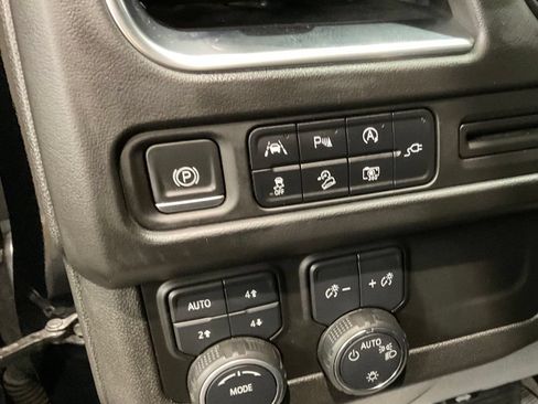 Used 2022 Chevrolet Tahoe Z71 w/ Luxury Package AWD/4WD image 6