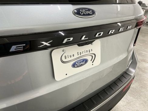 Used 2025 Ford Explorer Active image 5